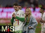 10.05.2025, Fussball 1. Bundesliga 2024/2025, 33. Spieltag,  FC Bayern Mnchen - Borussia Mnchengladbach, in der Allianz-Arena Mnchen. Der FC Bayern Mnchen feiert seine 34.Meisterschaft nach dem Spiel.   v.li: Torwart Jonas Urbig (FC Bayern Mnchen) mit seiner Freundin Katharina