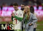 10.05.2025, Fussball 1. Bundesliga 2024/2025, 33. Spieltag,  FC Bayern Mnchen - Borussia Mnchengladbach, in der Allianz-Arena Mnchen. Der FC Bayern Mnchen feiert seine 34.Meisterschaft nach dem Spiel.   v.li: Torwart Jonas Urbig (FC Bayern Mnchen) mit seiner Freundin Katharina