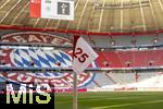 10.05.2025, Fussball 1. Bundesliga 2024/2025, 33. Spieltag,  FC Bayern Mnchen - Borussia Mnchengladbach, in der Allianz-Arena Mnchen.  Rckennummer 25 auf der Eckfahne zu Ehren Thomas Mller (FC Bayern Mnchen) der heute seinen Abschied feiert, 
