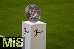 10.05.2025, Fussball 1. Bundesliga 2024/2025, 33. Spieltag,  FC Bayern Mnchen - Borussia Mnchengladbach, in der Allianz-Arena Mnchen.  Die Meisterschale steht auf der Stele auf dem Spielfeld bereit. 