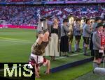 10.05.2025, Fussball 1. Bundesliga 2024/2025, 33. Spieltag,  FC Bayern Mnchen - Borussia Mnchengladbach, in der Allianz-Arena Mnchen. Blaskapelle spielt im Stadion vor dem Spiel auf.  Ein lteres Mitglied der Blaskapelle macht sogar einen Kopfstand.