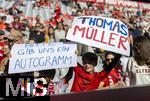 10.05.2025, Fussball 1. Bundesliga 2024/2025, 33. Spieltag,  FC Bayern Mnchen - Borussia Mnchengladbach, in der Allianz-Arena Mnchen. Junge Fans von Thomas Mller habe Plakate gemalt 