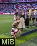10.05.2025, Fussball 1. Bundesliga 2024/2025, 33. Spieltag,  FC Bayern Mnchen - Borussia Mnchengladbach, in der Allianz-Arena Mnchen. Blaskapelle spielt im Stadion vor dem Spiel auf.  Ein lteres Mitglied der Blaskapelle macht sogar einen Kopfstand.
