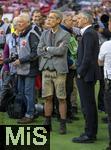 10.05.2025, Fussball 1. Bundesliga 2024/2025, 33. Spieltag,  FC Bayern Mnchen - Borussia Mnchengladbach, in der Allianz-Arena Mnchen.  Geschftsfhrer Michael Diederich (FC Bayern Mnchen) in Tracht gekleidet am Spielfeldrand  