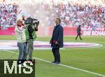 10.05.2025, Fussball 1. Bundesliga 2024/2025, 33. Spieltag,  FC Bayern Mnchen - Borussia Mnchengladbach, in der Allianz-Arena Mnchen. Star-Tenor Jonas Kaufmann singt vor dem Spiel die neue Stadion-Fanhymne. 