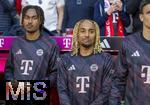 10.05.2025, Fussball 1. Bundesliga 2024/2025, 33. Spieltag,  FC Bayern Mnchen - Borussia Mnchengladbach, in der Allianz-Arena Mnchen. Ersatzspieler, v.li: Jonah Kusi-Asare (Bayern Mnchen), Sacha Boey (FC Bayern Mnchen)  