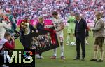 10.05.2025, Fussball 1. Bundesliga 2024/2025, 33. Spieltag,  FC Bayern Mnchen - Borussia Mnchengladbach, in der Allianz-Arena Mnchen. Bayern-Mitarbeiterinnen (li: Christina Neumann) bringen das Erinnerungsbild fr den scheidenden Thomas Mller (FC Bayern Mnchen). 