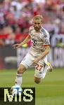 10.05.2025, Fussball 1. Bundesliga 2024/2025, 33. Spieltag,  FC Bayern Mnchen - Borussia Mnchengladbach, in der Allianz-Arena Mnchen. Konrad Laimer (FC Bayern Mnchen) am Ball 