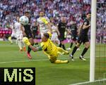 10.05.2025, Fussball 1. Bundesliga 2024/2025, 33. Spieltag,  FC Bayern Mnchen - Borussia Mnchengladbach, in der Allianz-Arena Mnchen. Torwart Jonas Omlin (Borussia Mnchengladbach) im Hechtsprung 