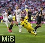 10.05.2025, Fussball 1. Bundesliga 2024/2025, 33. Spieltag,  FC Bayern Mnchen - Borussia Mnchengladbach, in der Allianz-Arena Mnchen. Torwart Jonas Omlin (Borussia Mnchengladbach) im Hechtsprung 