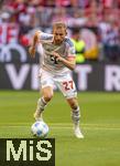 10.05.2025, Fussball 1. Bundesliga 2024/2025, 33. Spieltag,  FC Bayern Mnchen - Borussia Mnchengladbach, in der Allianz-Arena Mnchen. Konrad Laimer (FC Bayern Mnchen) am Ball  