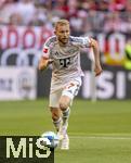 10.05.2025, Fussball 1. Bundesliga 2024/2025, 33. Spieltag,  FC Bayern Mnchen - Borussia Mnchengladbach, in der Allianz-Arena Mnchen. Konrad Laimer (FC Bayern Mnchen) am Ball 