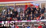 10.05.2025, Fussball 1. Bundesliga 2024/2025, 33. Spieltag,  FC Bayern Mnchen - Borussia Mnchengladbach, in der Allianz-Arena Mnchen.  li: Mutter Klaudia Mller, rechts neben ihr Vater Gerhard Mller (Eltern von Thomas Mller (FC Bayern Mnchen), Ehren-Prsident Uli Hoene (FC Bayern Mnchen, Hoeness), Ex-Vorstandsvorsitzender Karl-Heinz Rummenigge (FC Bayern Mnchen), Hermann Gerland, 