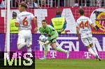 10.05.2025, Fussball 1. Bundesliga 2024/2025, 33. Spieltag,  FC Bayern Mnchen - Borussia Mnchengladbach, in der Allianz-Arena Mnchen. Torwart Manuel Neuer (FC Bayern Mnchen) hat den Ball 