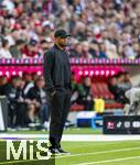 10.05.2025, Fussball 1. Bundesliga 2024/2025, 33. Spieltag,  FC Bayern Mnchen - Borussia Mnchengladbach, in der Allianz-Arena Mnchen. Trainer Vincent Kompany (FC Bayern Mnchen) nachdenklich 