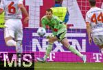 10.05.2025, Fussball 1. Bundesliga 2024/2025, 33. Spieltag,  FC Bayern Mnchen - Borussia Mnchengladbach, in der Allianz-Arena Mnchen. Torwart Manuel Neuer (FC Bayern Mnchen) hat den Ball 