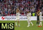 10.05.2025, Fussball 1. Bundesliga 2024/2025, 33. Spieltag,  FC Bayern Mnchen - Borussia Mnchengladbach, in der Allianz-Arena Mnchen. Thomas Mller (FC Bayern Mnchen) wird ausgewechselt und verabschiedet sich von den Fans, re: Michael Olise (FC Bayern Mnchen), Harry Kane (FC Bayern Mnchen) 