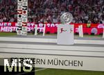 10.05.2025, Fussball 1. Bundesliga 2024/2025, 33. Spieltag,  FC Bayern Mnchen - Borussia Mnchengladbach, in der Allianz-Arena Mnchen. Der FC Bayern Mnchen feiert seine 34.Meisterschaft nach dem Spiel. Die Schale steht auf dem Siegerpodest fr die bergabe bereit.