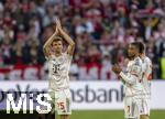 10.05.2025, Fussball 1. Bundesliga 2024/2025, 33. Spieltag,  FC Bayern Mnchen - Borussia Mnchengladbach, in der Allianz-Arena Mnchen. Thomas Mller (FC Bayern Mnchen) wird ausgewechselt und verabschiedet sich von den Fans, re: Michael Olise (FC Bayern Mnchen), Harry Kane (FC Bayern Mnchen) 