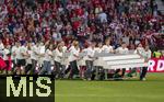 10.05.2025, Fussball 1. Bundesliga 2024/2025, 33. Spieltag,  FC Bayern Mnchen - Borussia Mnchengladbach, in der Allianz-Arena Mnchen. Der FC Bayern Mnchen feiert seine 34.Meisterschaft nach dem Spiel.Der Podest wird fr die Siegerehrung von unzhligen freiwilligen Helfern hereingebracht.