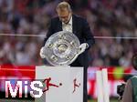 10.05.2025, Fussball 1. Bundesliga 2024/2025, 33. Spieltag,  FC Bayern Mnchen - Borussia Mnchengladbach, in der Allianz-Arena Mnchen. Der FC Bayern Mnchen feiert seine 34.Meisterschaft nach dem Spiel. Die Meisterschale wird fr die Siegerehrung auf der Stele mit weissen Handschuhen platziert.