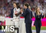 10.05.2025, Fussball 1. Bundesliga 2024/2025, 33. Spieltag,  FC Bayern Mnchen - Borussia Mnchengladbach, in der Allianz-Arena Mnchen. Der FC Bayern Mnchen feiert seine 34.Meisterschaft nach dem Spiel.  Dayot Upamecano (FC Bayern Mnchen) bei der Siegerehrung. re: DFL-Geschftsfhrer Steffen Merkel 