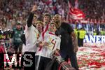 10.05.2025, Fussball 1. Bundesliga 2024/2025, 33. Spieltag,  FC Bayern Mnchen - Borussia Mnchengladbach, in der Allianz-Arena Mnchen. Der FC Bayern Mnchen feiert seine 34.Meisterschaft nach dem Spiel.  Trainer Vincent Kompany (FC Bayern Mnchen) lsst sich mit begeisterten Mitarbeitern fotografieren.