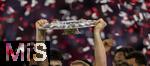 10.05.2025, Fussball 1. Bundesliga 2024/2025, 33. Spieltag,  FC Bayern Mnchen - Borussia Mnchengladbach, in der Allianz-Arena Mnchen. Der FC Bayern Mnchen feiert seine 34.Meisterschaft nach dem Spiel. Closeup der Meisterschale, die in den Himmel gereckt wird.