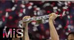 10.05.2025, Fussball 1. Bundesliga 2024/2025, 33. Spieltag,  FC Bayern Mnchen - Borussia Mnchengladbach, in der Allianz-Arena Mnchen. Der FC Bayern Mnchen feiert seine 34.Meisterschaft nach dem Spiel. Closeup der Meisterschale, die in den Himmel gereckt wird. 