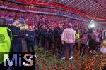 10.05.2025, Fussball 1. Bundesliga 2024/2025, 33. Spieltag,  FC Bayern Mnchen - Borussia Mnchengladbach, in der Allianz-Arena Mnchen. Der FC Bayern Mnchen feiert seine 34.Meisterschaft nach dem Spiel. Sondereinheit der Polizei (USK) beobachtet das Treiben im Innenraum vom Rand aus, bei Bedarf greifen sie ein.