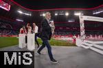 10.05.2025, Fussball 1. Bundesliga 2024/2025, 33. Spieltag,  FC Bayern Mnchen - Borussia Mnchengladbach, in der Allianz-Arena Mnchen. Der FC Bayern Mnchen feiert seine 34.Meisterschaft nach dem Spiel. Pressemitarbeiter Hans-Peter Renner (FC Bayern Mnchen) trgt die Meisterschale ber den Podest.