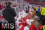 10.05.2025, Fussball 1. Bundesliga 2024/2025, 33. Spieltag,  FC Bayern Mnchen - Borussia Mnchengladbach, in der Allianz-Arena Mnchen. Der FC Bayern Mnchen feiert seine 34.Meisterschaft nach dem Spiel. Von der Choreografie der Bayernfans bleibt viel Plastikmll liegen.