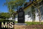 15.05.2025, Trkheim im Unterallgu, Gedenkstein im Schlossgarten am Rathaus, Im Trkheimer Schlossgarten erinnert seit Mai 2025 ein Gedenkstein an Maria und Willi Seitz, die kurz vor Kriegsende 1945 drei geflohene Jdinnen in ihrem Haus versteckten. Initiator war der in Trkheim aufgewachsene Journalist Achim Schregle.
Wer immer ein Menschenleben rettet, hat damit gleichsam eine ganze Welt gerettet