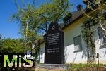 15.05.2025, Trkheim im Unterallgu, Gedenkstein im Schlossgarten am Rathaus, Im Trkheimer Schlossgarten erinnert seit Mai 2025 ein Gedenkstein an Maria und Willi Seitz, die kurz vor Kriegsende 1945 drei geflohene Jdinnen in ihrem Haus versteckten. Initiator war der in Trkheim aufgewachsene Journalist Achim Schregle.
Wer immer ein Menschenleben rettet, hat damit gleichsam eine ganze Welt gerettet