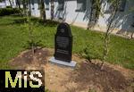 15.05.2025, Trkheim im Unterallgu, Gedenkstein im Schlossgarten am Rathaus, Im Trkheimer Schlossgarten erinnert seit Mai 2025 ein Gedenkstein an Maria und Willi Seitz, die kurz vor Kriegsende 1945 drei geflohene Jdinnen in ihrem Haus versteckten. Initiator war der in Trkheim aufgewachsene Journalist Achim Schregle.
Wer immer ein Menschenleben rettet, hat damit gleichsam eine ganze Welt gerettet