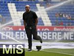 17.05.2025, Fussball 1. Bundesliga 2024/2025, 34. Spieltag,  TSG 1899 Hoffenheim - FC Bayern Mnchen, In der Pre-Zero-Arena Sinsheim. Trainer Vincent Kompany (FC Bayern Mnchen) wird nass

