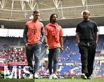 17.05.2025, Fussball 1. Bundesliga 2024/2025, 34. Spieltag,  TSG 1899 Hoffenheim - FC Bayern Mnchen, In der Pre-Zero-Arena Sinsheim. v.l. Joshua Kimmich (FC Bayern Mnchen), Serge Gnabry (FC Bayern Mnchen) und Trainer Vincent Kompany (FC Bayern Mnchen) 

