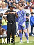 17.05.2025, Fussball 1. Bundesliga 2024/2025, 34. Spieltag,  TSG 1899 Hoffenheim - FC Bayern Mnchen, In der Pre-Zero-Arena Sinsheim. v.l. Trainer Vincent Kompany (FC Bayern Mnchen) spricht mit Torwart Manuel Neuer (FC Bayern Mnchen) 

