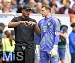 17.05.2025, Fussball 1. Bundesliga 2024/2025, 34. Spieltag,  TSG 1899 Hoffenheim - FC Bayern Mnchen, In der Pre-Zero-Arena Sinsheim. v.l. Trainer Vincent Kompany (FC Bayern Mnchen) spricht mit Torwart Manuel Neuer (FC Bayern Mnchen) 

