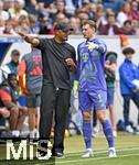 17.05.2025, Fussball 1. Bundesliga 2024/2025, 34. Spieltag,  TSG 1899 Hoffenheim - FC Bayern Mnchen, In der Pre-Zero-Arena Sinsheim. v.l. Trainer Vincent Kompany (FC Bayern Mnchen) spricht mit Torwart Manuel Neuer (FC Bayern Mnchen) 

