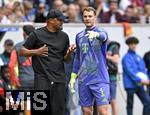 17.05.2025, Fussball 1. Bundesliga 2024/2025, 34. Spieltag,  TSG 1899 Hoffenheim - FC Bayern Mnchen, In der Pre-Zero-Arena Sinsheim. v.l. Trainer Vincent Kompany (FC Bayern Mnchen) spricht mit Torwart Manuel Neuer (FC Bayern Mnchen) 

