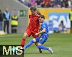 17.05.2025, Fussball 1. Bundesliga 2024/2025, 34. Spieltag,  TSG 1899 Hoffenheim - FC Bayern Mnchen, In der Pre-Zero-Arena Sinsheim. v.l. Thomas Mller (FC Bayern Mnchen) gegen Dennis Geiger (TSG 1899 Hoffenheim) 

