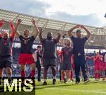 17.05.2025, Fussball 1. Bundesliga 2024/2025, 34. Spieltag,  TSG 1899 Hoffenheim - FC Bayern Mnchen, In der Pre-Zero-Arena Sinsheim. Schlussjubel der Meister-Bayern.  Thomas Mller (FC Bayern Mnchen), re; Trainer Vincent Kompany (FC Bayern Mnchen) jubeln bei den Fans 

