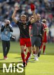 17.05.2025, Fussball 1. Bundesliga 2024/2025, 34. Spieltag,  TSG 1899 Hoffenheim - FC Bayern Mnchen, In der Pre-Zero-Arena Sinsheim. Thomas Mller (FC Bayern Mnchen) feiert ausgelassen bei den Fans seinen Abschied.