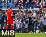 17.05.2025, Fussball 1. Bundesliga 2024/2025, 34. Spieltag,  TSG 1899 Hoffenheim - FC Bayern Mnchen, In der Pre-Zero-Arena Sinsheim. Harry Kane (FC Bayern Mnchen) prsentiert den Fotografen seine Torjgerkanone, die Auszeichnung fr den Torschtzenknig der ganzen Bundesligasaison.