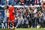 17.05.2025, Fussball 1. Bundesliga 2024/2025, 34. Spieltag,  TSG 1899 Hoffenheim - FC Bayern Mnchen, In der Pre-Zero-Arena Sinsheim. Harry Kane (FC Bayern Mnchen) prsentiert den Fotografen seine Torjgerkanone, die Auszeichnung fr den Torschtzenknig der ganzen Bundesligasaison.