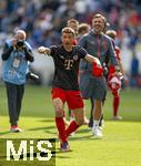 17.05.2025, Fussball 1. Bundesliga 2024/2025, 34. Spieltag,  TSG 1899 Hoffenheim - FC Bayern Mnchen, In der Pre-Zero-Arena Sinsheim. Thomas Mller (FC Bayern Mnchen) feiert ausgelassen bei den Fans seinen Abschied.