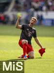 17.05.2025, Fussball 1. Bundesliga 2024/2025, 34. Spieltag,  TSG 1899 Hoffenheim - FC Bayern Mnchen, In der Pre-Zero-Arena Sinsheim. Thomas Mller (FC Bayern Mnchen) feiert ausgelassen bei den Fans seinen Abschied.