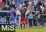 17.05.2025, Fussball 1. Bundesliga 2024/2025, 34. Spieltag,  TSG 1899 Hoffenheim - FC Bayern Mnchen, In der Pre-Zero-Arena Sinsheim. Thomas Mller (FC Bayern Mnchen) feiert ausgelassen bei den Fans seinen Abschied.