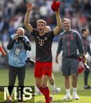 17.05.2025, Fussball 1. Bundesliga 2024/2025, 34. Spieltag,  TSG 1899 Hoffenheim - FC Bayern M�nchen, In der Pre-Zero-Arena Sinsheim. Thomas M�ller (FC Bayern M�nchen) feiert ausgelassen bei den Fans seinen Abschied.
